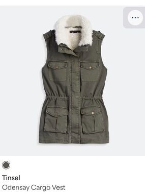 Cargo vest by Tinsel lined with off-white faux fur. Size XL Stitch Fix NWT